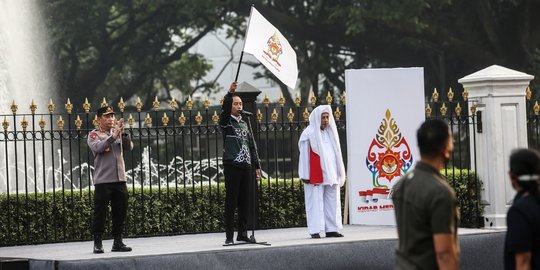 Diapit Kapolri Sigit dan Habib Luthfi, Jokowi Buka Kirab Merah Putih di Istana