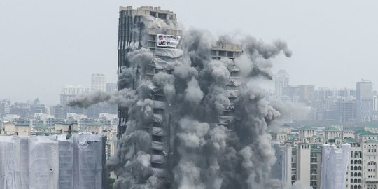 Momen Menegangkan Saat Menara Kembar 40 Lantai Dirobohkan di India