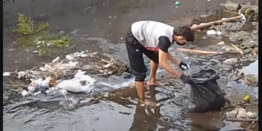 Viral Pemuda Bersihkan Sampah di Sungai Sendirian sampai Bersih, Banjir Pujian