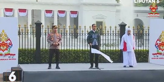 Aksi 'Gercep' Kapolri Ambil Bendera dari Jokowi, Lalu Pindahkan Stand Mic