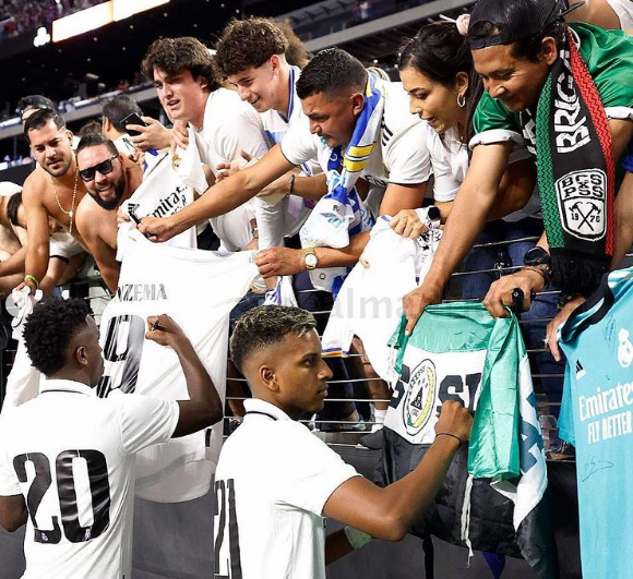 pria ini kibarkan bendera pss sleman di amerika