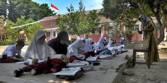 Potret Miris Siswa SD Cianjur Belajar di Halaman Sekolah