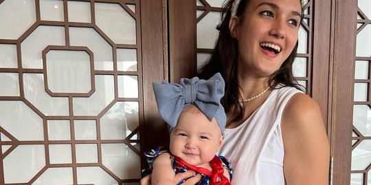 Cute! Gaya Baby Djiwa Anak Nadine Chandrawinata Pakai Dress, Ekspresinya Gemes Banget
