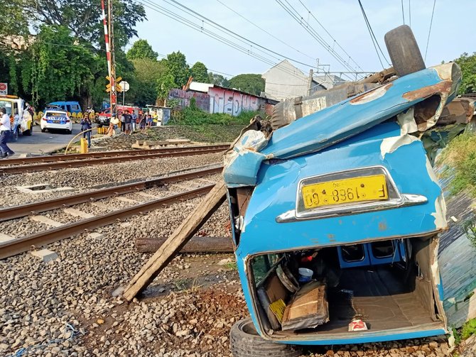 angkot di bogor ringsek dihantam krl