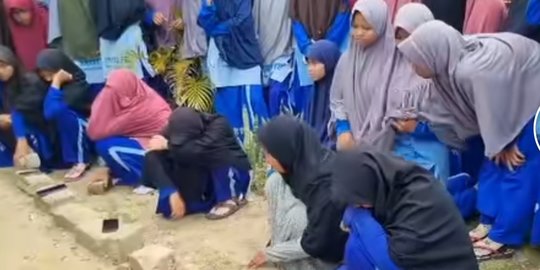 Viral Video Santri Kena Sanksi Harus Hancurkan HP Milik Sendiri, Reaksinya Bikin Haru
