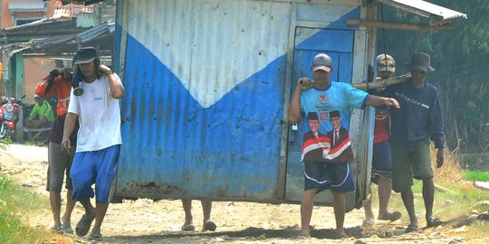 Musim Kemarau, Warga Cianjur Gotong Royong Pindahkan Rumah Warung