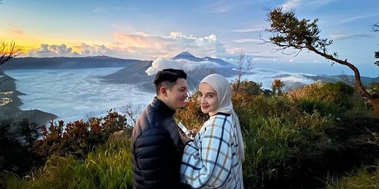 Potret Zaskia Sungkar dan Keluarga Jalan-jalan ke Bromo, Viewnya Keren Bak Lukisan
