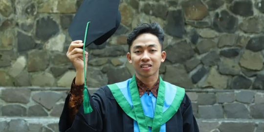 Menginspirasi, Begini Perjuangan Satpam Unisba Lulus Kuliah dengan Predikat Cumlaude