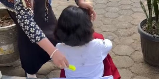 Tuai Pujian, Begini Aksi Ibu Guru Bantu Potong Rambut dan Buang Kutu Muridnya