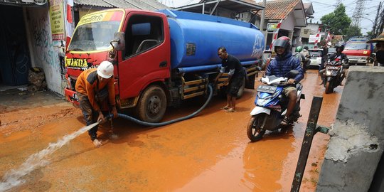 Pembersihan Lumpur dan Tanah Merah Imbas Pengerjaan Kabel PLN