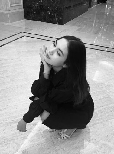 saskia chadwick hobi topang dagu