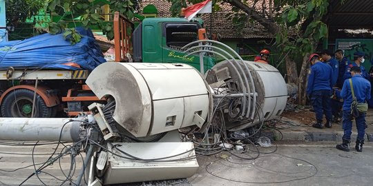 Polisi Pastikan Penyebab Truk Tabrak Tower di Bekasi Bukan Rem Blong