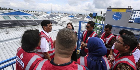 Menko Luhut Resmikan PLTS pada Atap Pabrik Danone di Bali