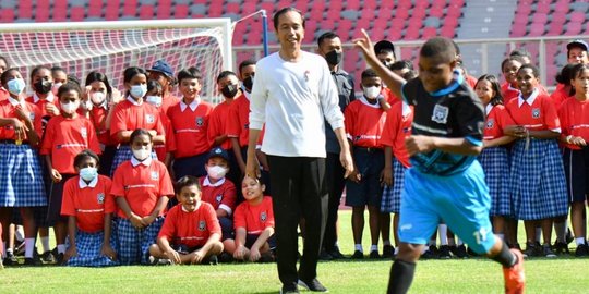 Cerita Jokowi Minta Bos Freeport Cetak Talenta Sepak Bola Muda dari Papua
