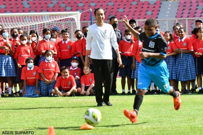 jokowi main bola bersama talenta muda berbakat papua di stadion lukas enembe