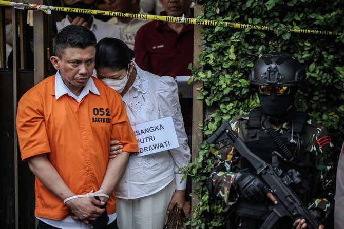 ferdy sambo peluk erat istri saat rekonstruksi