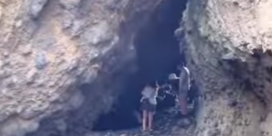 Gua Ini Hanya Muncul saat Pantai Papuma Jember Surut, Pemandangan Eksotis tapi Bahaya
