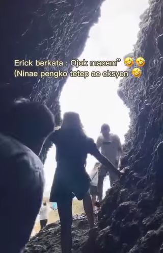 gua ini hanya muncul saat pantai papuma surut