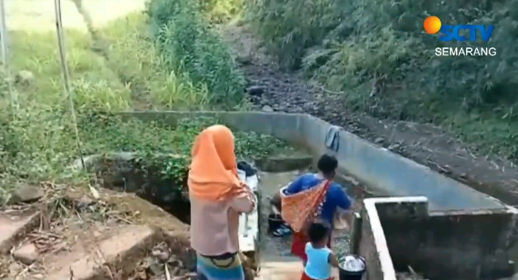warga desa di tegal berjalan kaki satu kilometer demi air bersih