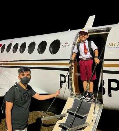 potret farel prayoga naik pesawat jet pribadi