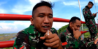 Sambil Nongkrong di Jembatan, Para TNI ini Jajan Pentol dan Es Tebu, Jadi Sorotan