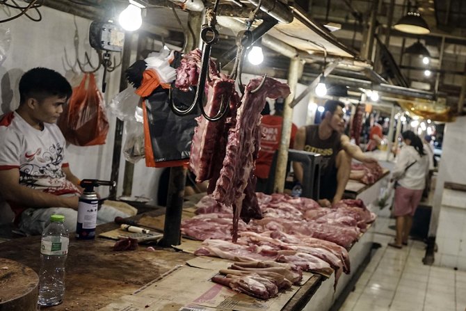 ramai penjualan daging anjing di pasar senen