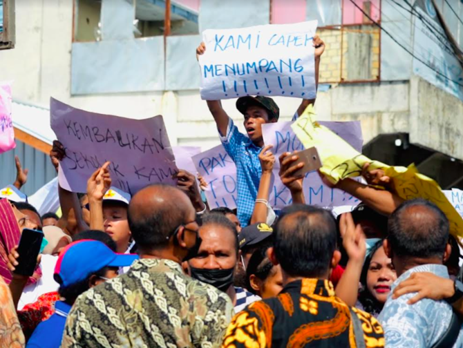 Potret Sederhana Jokowi, Berkaos Putih Temui Pendemo Saat Kunker Di ...