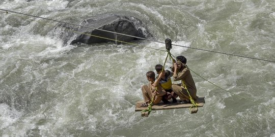 Jembatan Tersapu Banjir, Warga Pakistan Nekat Seberangi Sungai Pakai Gondola