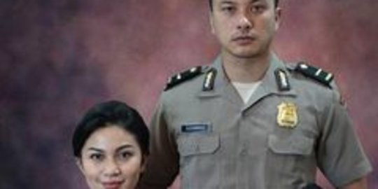 Potret Gagah Nicholas Saputra Berseragam Polisi Ariel Tatum Jadi Ibu