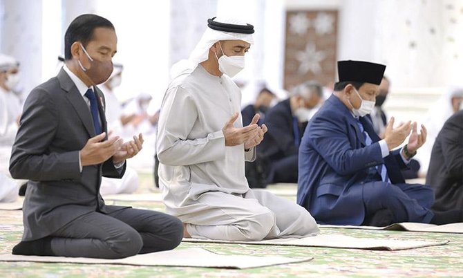 momen jokowi prabowo dan mohamed bin zayed salat jumat bersama