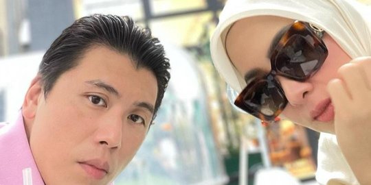 7 Momen Manis nan Romantis Syahrini dan Reino Barack di Jepang, Gendongan di Jalan
