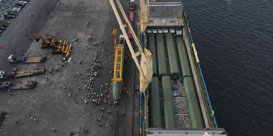 Melihat Bongkar Muat Kereta Cepat Jakarta-Bandung yang Tiba di Tanjung Priok