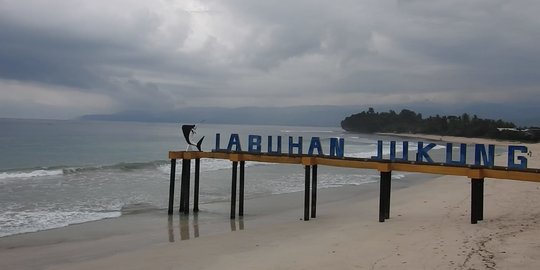 Ombak Setinggi 7 Meter Pantai Krui yang Dilirik Peselancar Mancanegara