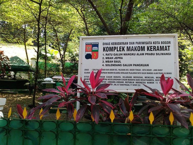 makam tua di kebun raya bogor