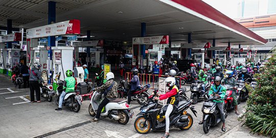 Kenaikan Harga BBM Subsidi, Antrean Sepeda Motor di SPBU Kawasan Kuningan Mengular