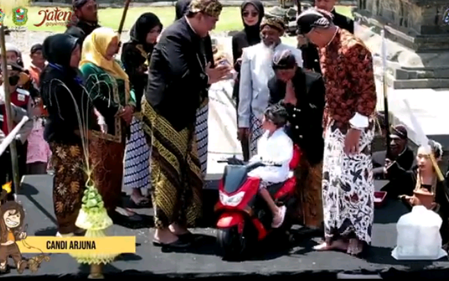 prosesi pencukuran rambut gimbal dieng 2022