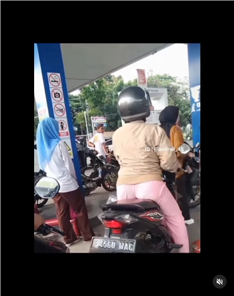 kelakuan 2 pemotor wanita di spbu ini jadi sorotan