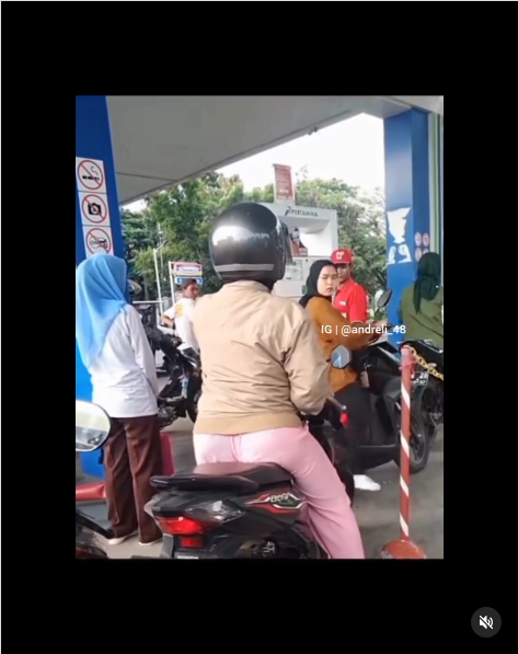 kelakuan 2 pemotor wanita di spbu ini jadi sorotan