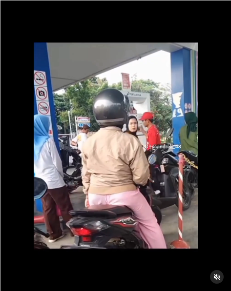 kelakuan 2 pemotor wanita di spbu ini jadi sorotan