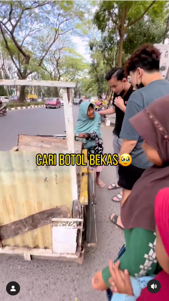 dua pria terenyuh dengar kisah hidup nenek usia 80 tahun
