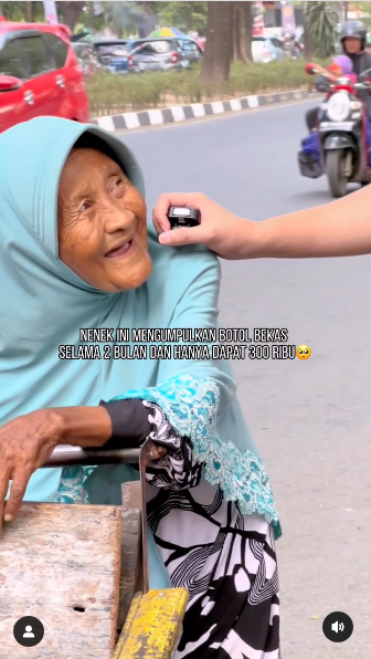dua pria terenyuh dengar kisah hidup nenek usia 80 tahun