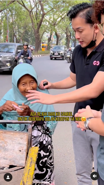 dua pria terenyuh dengar kisah hidup nenek usia 80 tahun