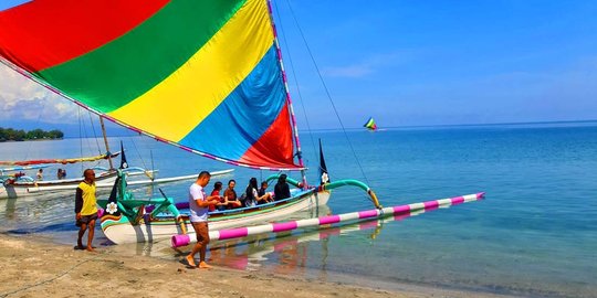 Daya Tarik Pantai Pasir Putih di Situbondo, Airnya Bening dan Ombaknya Tenang