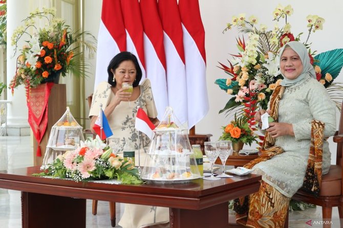 iriana jokowi kenalkan tenun badui ke louise aranetas