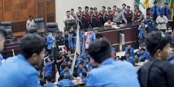 Tolak Kenaikan Harga BBM, Mahasiswa Aceh Duduki Gedung DPRA