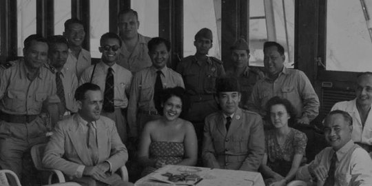 Potret Langka Soekarno ke Pulau Bangka, Wanita Cantik Kenakan Kemben jadi Sorotan