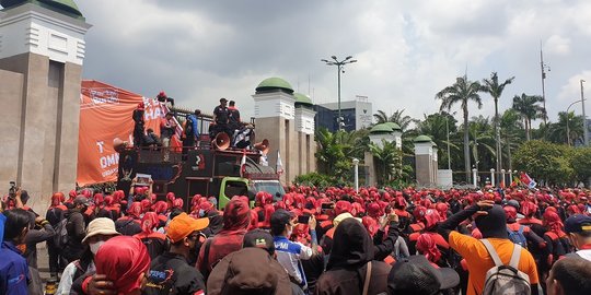 Massa Demo Tolak Kenaikan Harga BBM Mulai Padati Depan Gedung DPR ...