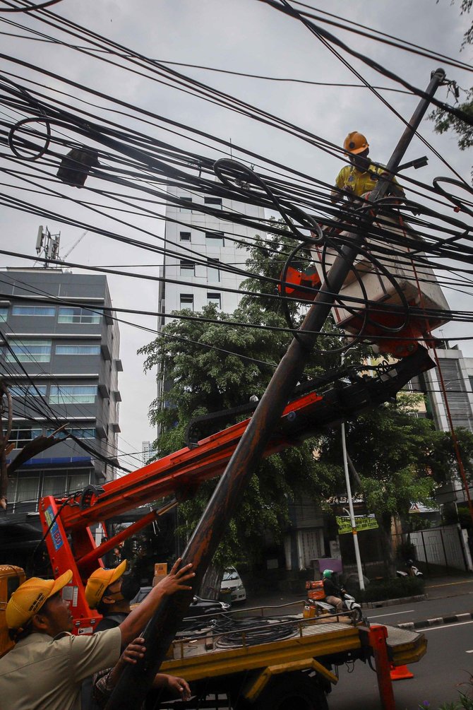 penataan kabel semrawut di wahid hasyim