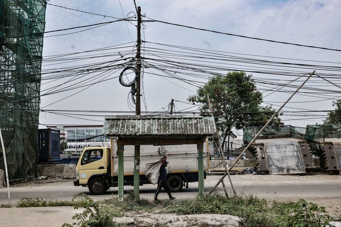 kabel semrawut di proyek tol dalam kota di cakung