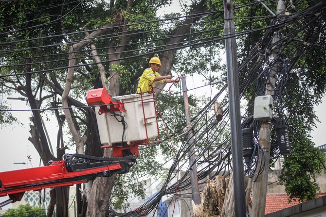 penataan kabel semrawut di wahid hasyim